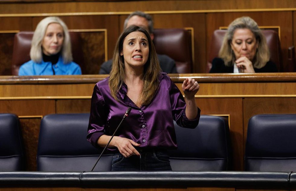 La ministra de Igualdad, Irene Montero, interviene durante una sesión de control al Gobierno, en el Congreso de los Diputados, a 8 de marzo de 2023, en Madrid (España). 