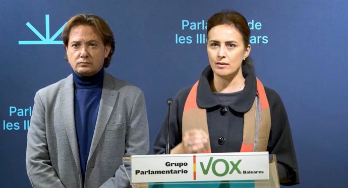 El portavoz de Vox en el Parlament y candidato a la presidencia del Govern, Jorge Campos, y la diputada de Vox Idoia Ribas.