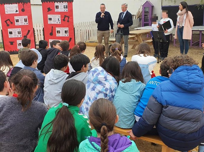 El delegado de Desarrollo Educativo y Formación Profesional de la Junta en Sevilla, Miguel Ángel Araúz, en el CEIP Lope de Vega de Casariche, en Sevilla.