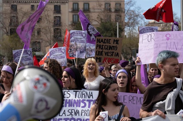 Comienza en Barcelona la manifestación estudiantil por el 8M con centenares de personas