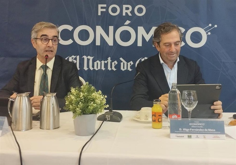 Iñigo Fernández de Mesa, a la derecha, durante el Foro Económico del Norte de Castilla.