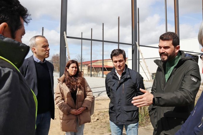 El diputado de Reto Demográfico, Álvaro Sánchez Cotrina, y el alcalde de Arroyo de la Luz, Carlos Caro, entre otros, visitan las obras del pabellón municipal de la localidad