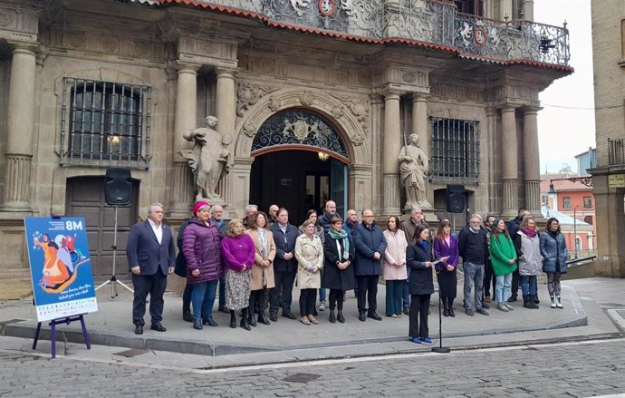 Imagen de la concentración del Ayuntamiento de Pamplona con motivo del 8M de 2023