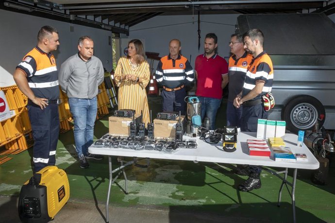 Archivo - La consejera de Presidencia, Paula Fernández, entrega material de protección civil en una foto de archivo