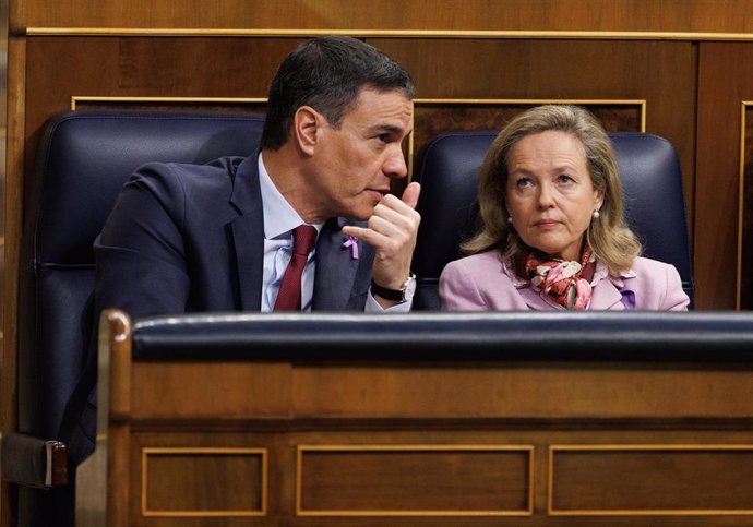 El presidente del Gobierno, Pedro Sánchez y la vicepresidenta primera y ministra de Asuntos Económicos y Transformación Digital, Nadia Calviño, durante una sesión de control al Gobierno