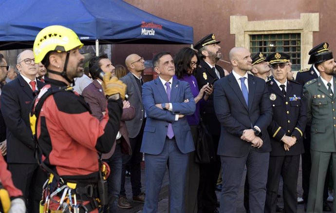 El acalde de Murcia, José Antonio Serrano, y el concejal de Gestión Económica y Seguridad Ciudadana, Enrique Lorca, presencian las  maniobras de exhibición de efectivos del SEIS en el Día del Patrón de los Bomberos.