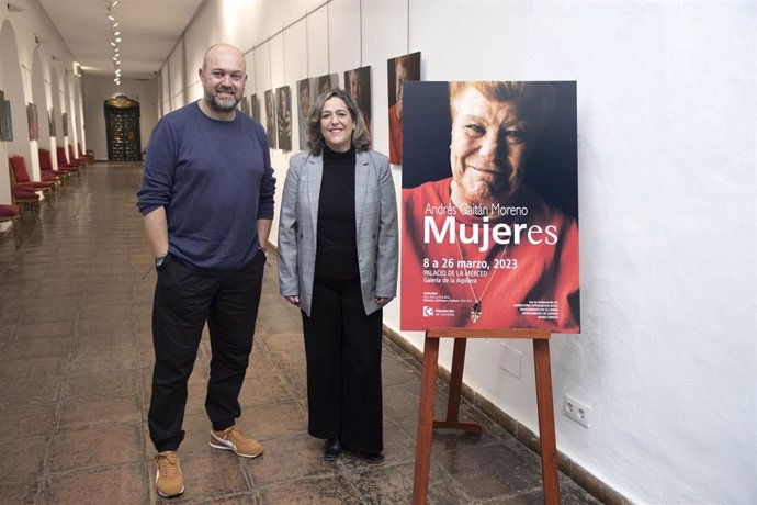 La delegada de Cultura de la Diputación de Córdoba, Salud Navajas, en su visita a la muestra 'Mujeres'.