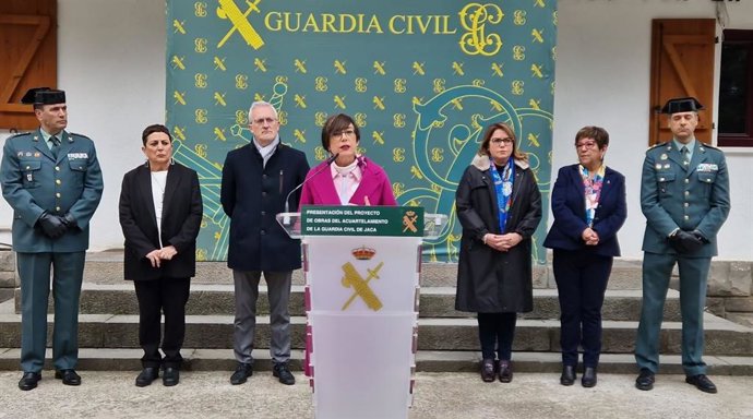 María Gámez, directora general de la Guardia Civil explica los trabajos de reforma que se van a llevar a cabo en el cuartel de Jaca