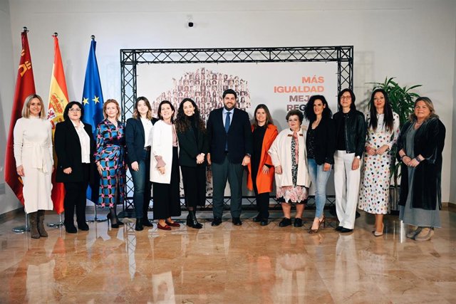 El presidente de la Comunidad, Fernando López Miras, en un encuentro con doce mujeres de diversos ámbitos sociales de la Región de Murcia con motivo del Día Internacional de la Mujer
