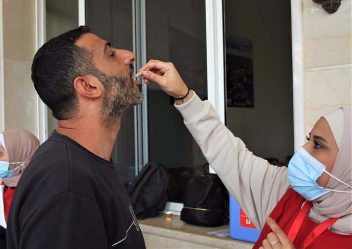 Archivo - Un hombre recibe una vacuna oral contra el cólera en la ciudad de Muhammara, gobernación de Akkar, en el norte del Líbano, el 12 de noviembre de 2022.