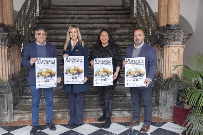 La presidenta del Instituto Provincial de Desarrollo Económico (Iprodeco) de la Diputación de Córdoba, Dolores Amo (segunda por la dcha.), en la presentación de la Feria de la Patata Rellena de Bujalance.