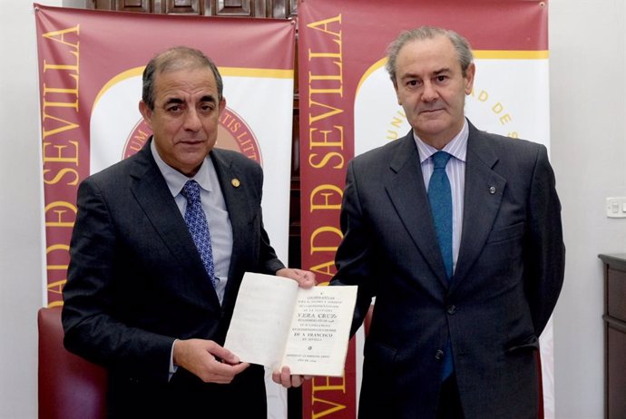 El rector de la Universidad de Sevilla, Miguel Ángel Castro, y el hermano mayor de la Vera Cruz, José Manuel Berjano.