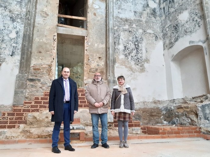 El alcalde Jesús Alonso, el subdelegado Miguel Latorre y una responsable de TRYCSA