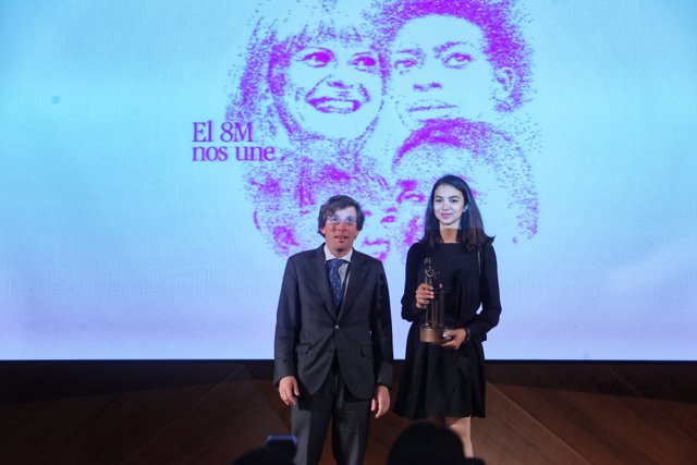 El alcalde de Madrid, José Luis Martínez-Almeida, entrega un galardón del premio Clara Campoamor a la ajedrecista Sara Khadem, 