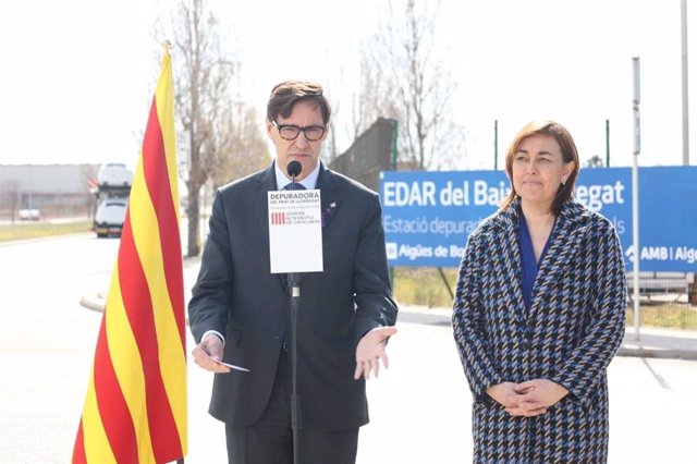 El líder del PSC en Catalunya, Salvador Illa, y la diputada socialista en el Parlament, Silvia Paneque, visitan a la estación depuradora de aguas residuales (Edar), en El Prat de Llobregat (Barcelona).