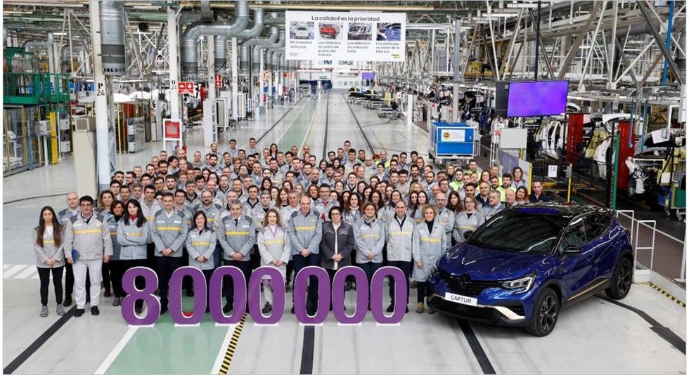 Foto de Familia de la plantilla de Renualt con el vehículo 8 millones.