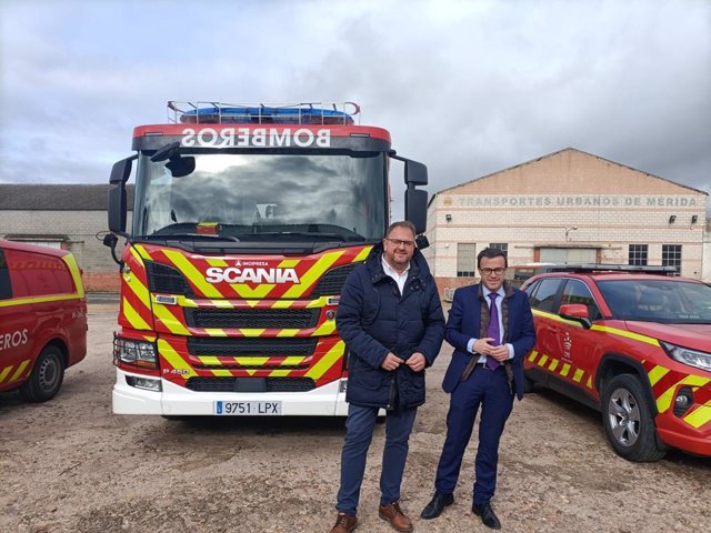 El presidente de la Diputación de Badajoz, Miguel Ángel Gallardo, junto al alcalde de Mérida, Antonio Rodríguez Osuna, en la visita de los  terrenos del nuevo parque de bomberos de Mérida