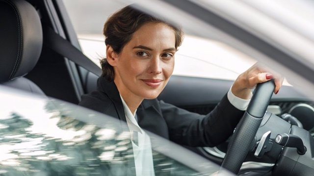 Archivo - Las mujeres conductoras de VTC o taxi aumentan un 89%, según Uber.