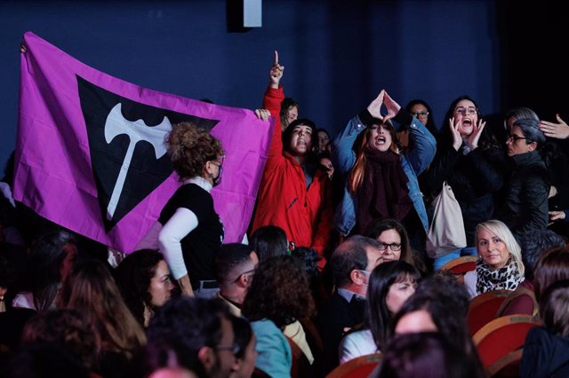 Varias mujeres protestan contra la ministra de Igualdad durante un acto institucional del Día Internacional de las Mujeres