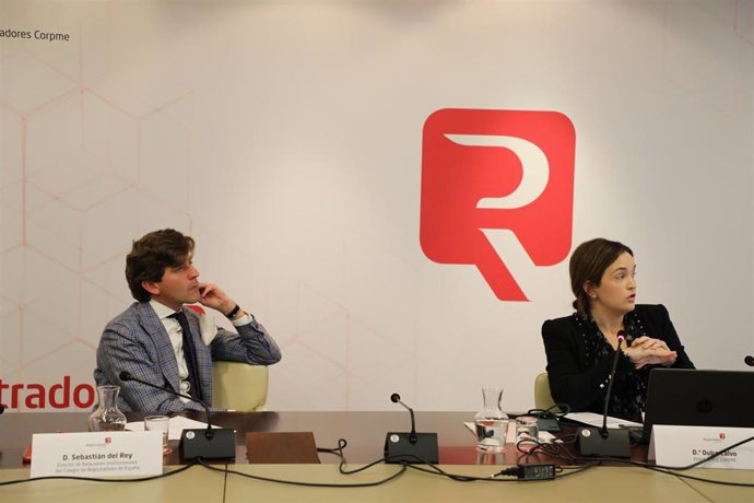 El director de Relaciones Institucionales del Colegio de Registradores, Sebastián del Rey, y la directora de Responsabilidad Social Corporativa, Dulce Calvo, en la presentación del informe sobre equilirbio de género en consejos de administración