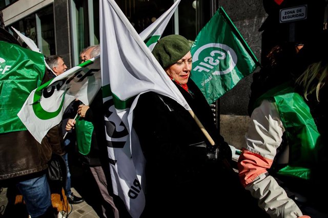 Archivo - Varias personas participan con banderas durante una concentración de los sindicatos de la Inspección de Trabajo y Seguridad Social, en las inmediaciones de Plaza de España, a 23 de enero de 2023, en Madrid (España).