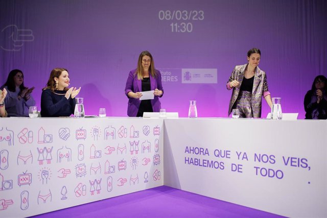 La secretaria de Estado de Igualdad y contra la Violencia de Género, Ángela Rodríguez; la presentadora Carlota Corredera y la ministra de Igualdad, Irene Montero, a su llegada a un acto institucional del Día Internacional de las Mujeres.