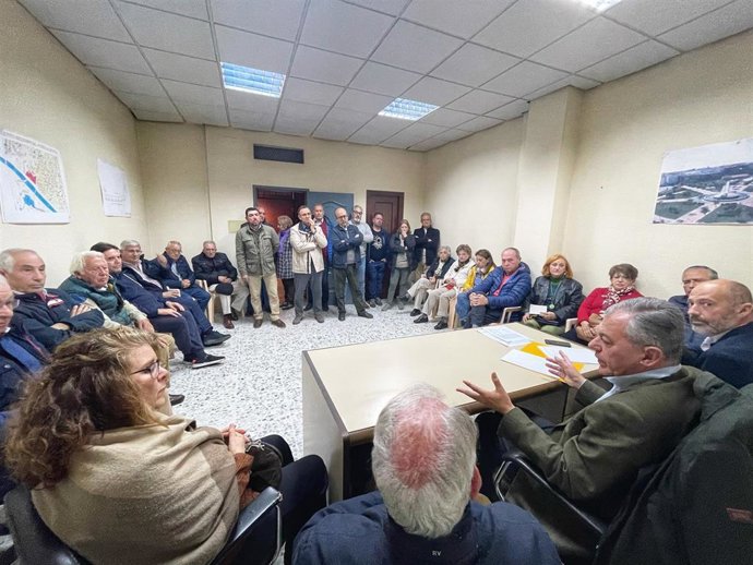 El candidato del PP a la Alcaldía de Sevilla, José Luis Sanz, se reúne con la asociación vecinal Alberto Jiménez Becerril.