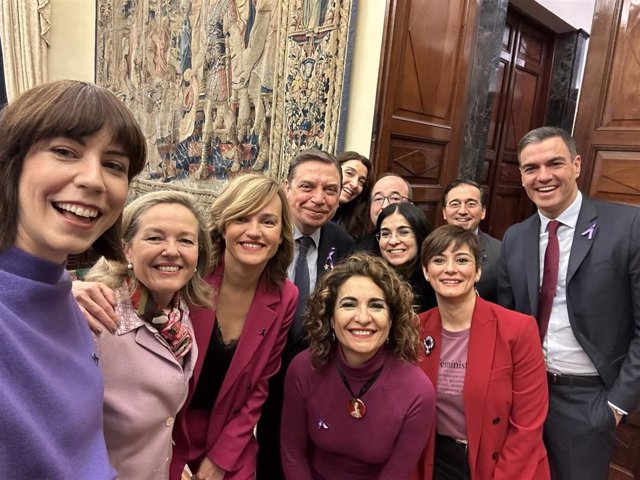 Pedro Sánchez posa con diez ministros socialistas en los pasillos del Congreso con motivo del 8M.