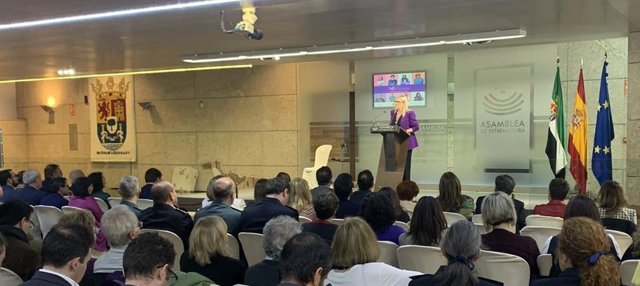 Portavoces de Igualdad de los grupos parlamentarios en la Asamblea leyendo una declaración por el 8M