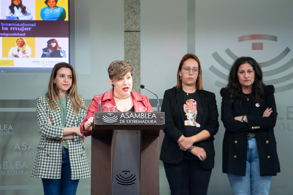 Portavoces de Igualdad de los grupos parlamentarios en la Asamblea leyendo una declaración por el 8M
