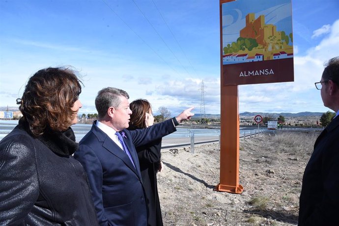 El presidente de C-LM, Emiliano García-Page, en la inauguración de la señalización turística en Almansa