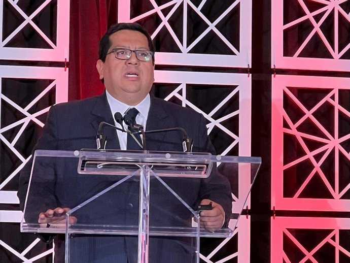 El ministro de Economía y Finanzas de Perú, Alex Contreras