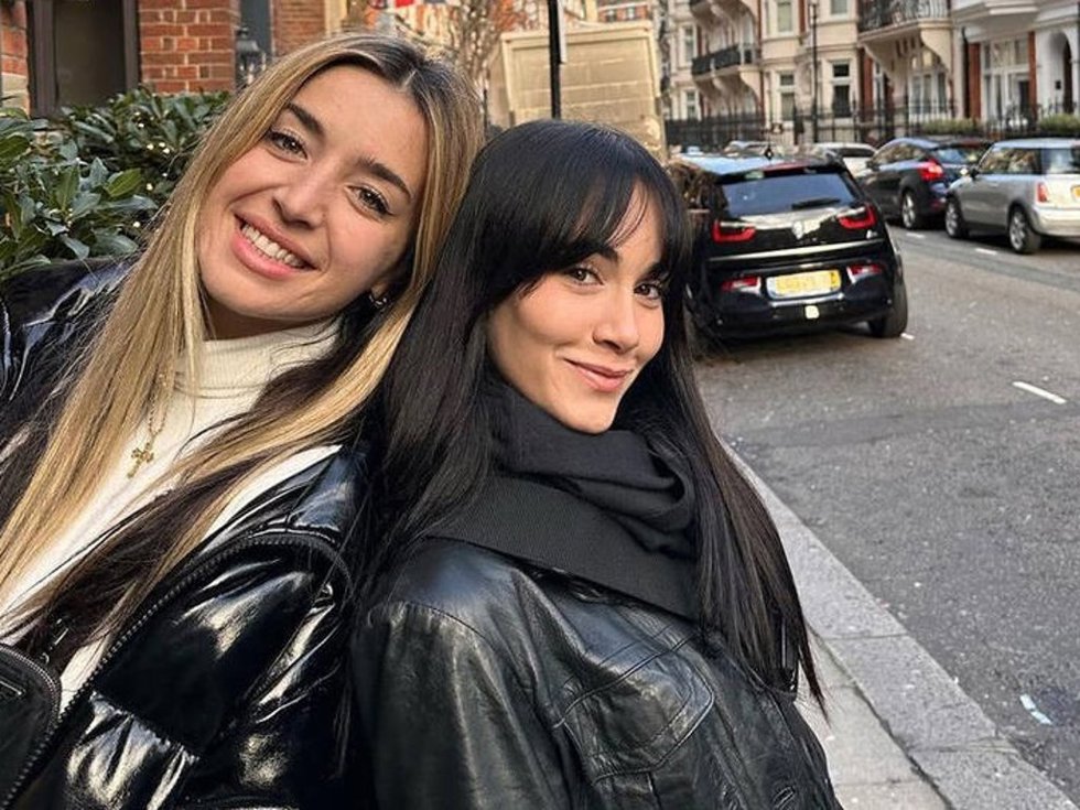 Lola Índigo y Aitana, durante un viaje a Londres esta Navidad