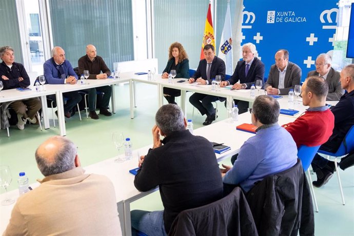 El conselleiro de Cultura, Educación, FP e Universidades,Román Rodríguez,se reúne con representantes de los profesores técnicos de FP.