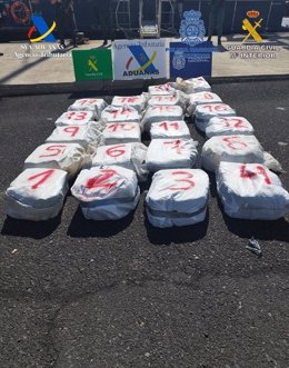 La Agencia Tributaria, en el marco de una operación conjunta con Guardia Civil y Policía Nacional, ha interceptado en aguas al oeste de las Islas Canarias dos veleros cargados con más de 1.100 kilos de cocaína