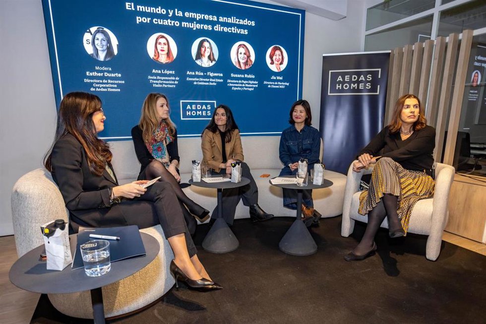 Directivas de Mastercard, Goldman Sachs, Xiaomi y Vialto Partners en una mesa redonda organizada por Aedas Homes bajo el título 'El mundo y la empresa analizados por cuatro mujeres directivas', con motivo del Día Internacional de la Mujer