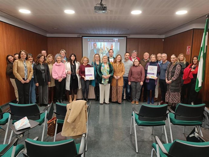 Los Distritos Sanitarios de Atención Primaria Huelva-Costa y Condado-Campiña y el Área de Gestión Sanitaria Norte han recibido este miércoles su acreditación como 'Centros Comprometidos contra la Violencia de Género'.