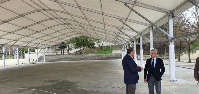 El delegado de Desarrollo Educativo y FP y Universidad, Investigación e Innovación de la Junta de Andalucía en Sevilla, Miguel Ángel Arauz, primero por la derecha, en el IES Aguilar y Cano de Estepa.