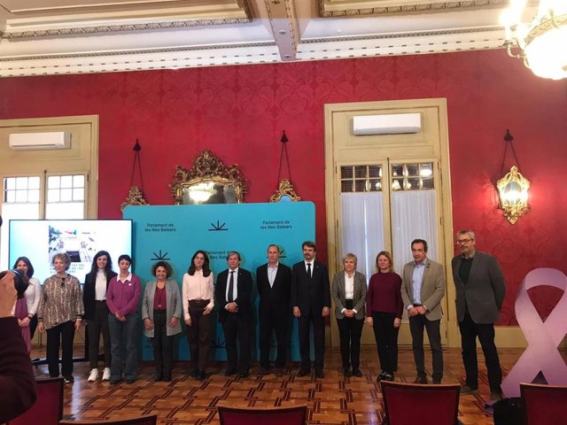Archivo - El presidente del Parlament, Vicenç Thomàs, junto con miembros de la Mesa de Igualdad y representantes de todos los grupos paramentarios en la presentación el 8M de su I Plan de Igualdad