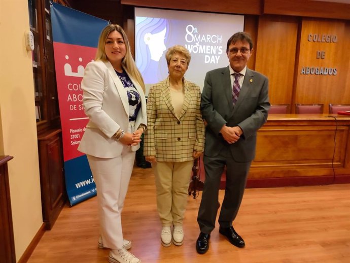 Araceli Mangas recibe el Premio 'Beatriz Galindo' del Colegio de Abogados de Salamanca.