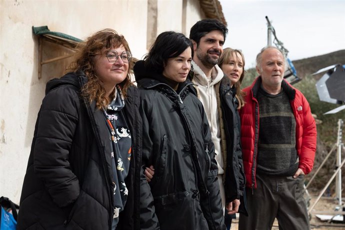 (I-D) La directora de cine Isabel Coixet y los actores Laia Costa, Francisco Carril, Ingrid García-Jonsson y Luis Bermejo posan durante el rodaje de la película Un amor de Isabel Coixet, a 8 de marzo de 2023, en Nalda, La Rioja (España). 