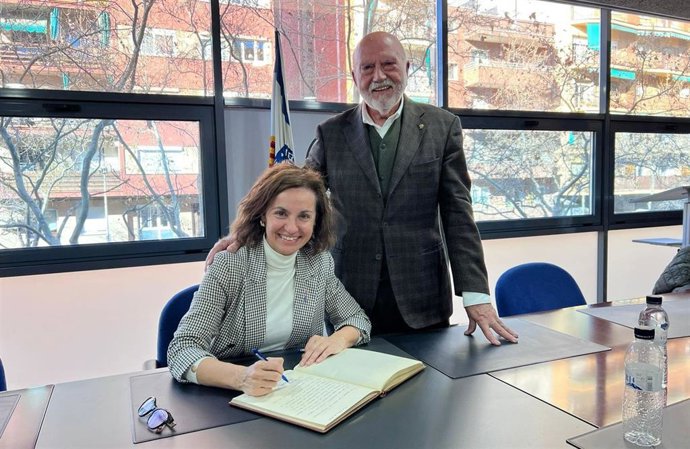 Anna Caula, secretaria general de lEsport de la Generalitat de Catalunya, con ngel Bernet, presidente del CN Sant Andreu