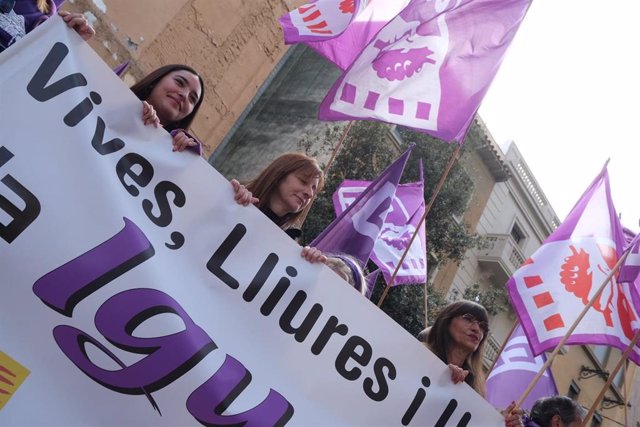 Asistentes en la manifestación por el 8M en Tarragona