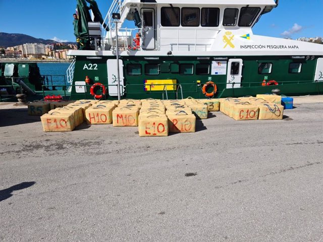 Fardos de hachís incautados en aguas del Estrecho por la Guardia Civil de Algeciras (Cádiz)