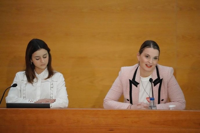 La presidenta del PP de Baleares, Marga Prohens (d), durante una conferencia impartida en la UIB.