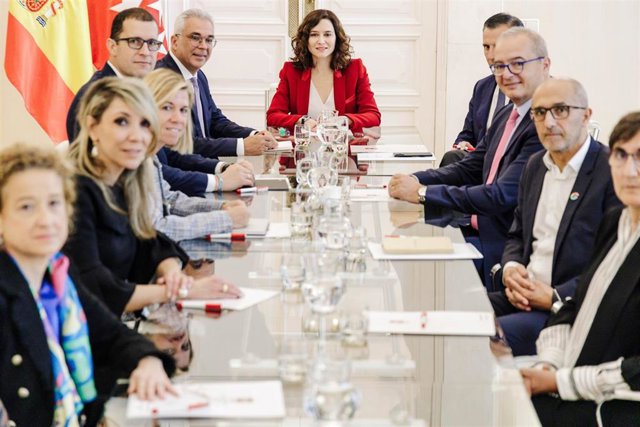 El consejero de Administración Local y Digitalización, Carlos Izquierdo Torres y la presidenta de la Comunidad de Madrid, Isabel Díaz Ayuso  posan junto a representantes de las principales empresas de digitalización con sede en la región,