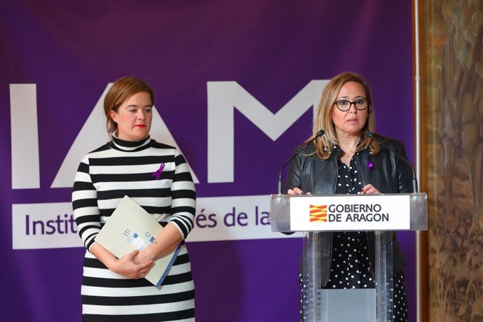 La consejera de Presidencia del Gobierno de Aragón, Mayte Pérez, y la directora del IAM, María Goikoetxea.