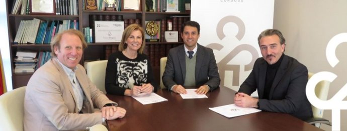 Responsables de la Fundación Cajasur (dcha.) y de Futuro Singular (izda.), tras la firma del acuerdo.