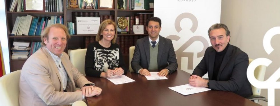 Responsables de la Fundación Cajasur (dcha.) y de Futuro Singular (izda.), tras la firma del acuerdo.