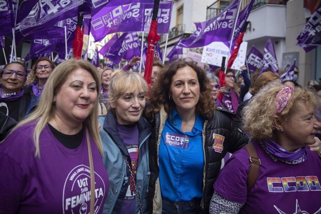 La secretaria de UGT Andalucía, Carmen Castilla, y su homóloga en CCOO Andalucía, Nuria López, en la manifestación de Sevilla con motivo del Día Internacional de la Mujer